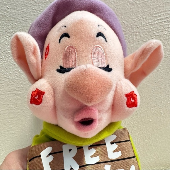🔵 Disney Plush Dopey Dwarf Holding “Free Kiss’s” Sign - Picture 5 of 10